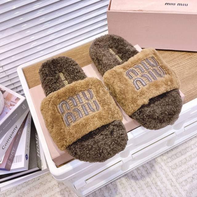 Miumiu P: 女款size: 35-39 40订做不退换 M家2024缪缪 秋冬新款字母羊毛拖鞋 超舒适的miu毛拖 简约 随性 时髦有范， 慵懒又不乏高